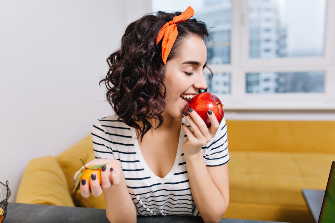 tomar fruta por la noche